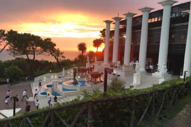 Baia Imperiale, la domenica con le piccanti "Lezioni D'Amore" di Elena Grimaldi