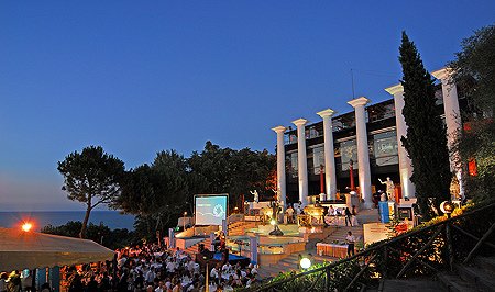 Baia Imperiale, piccanti "Lezioni D'Amore" con Elena Grimaldi