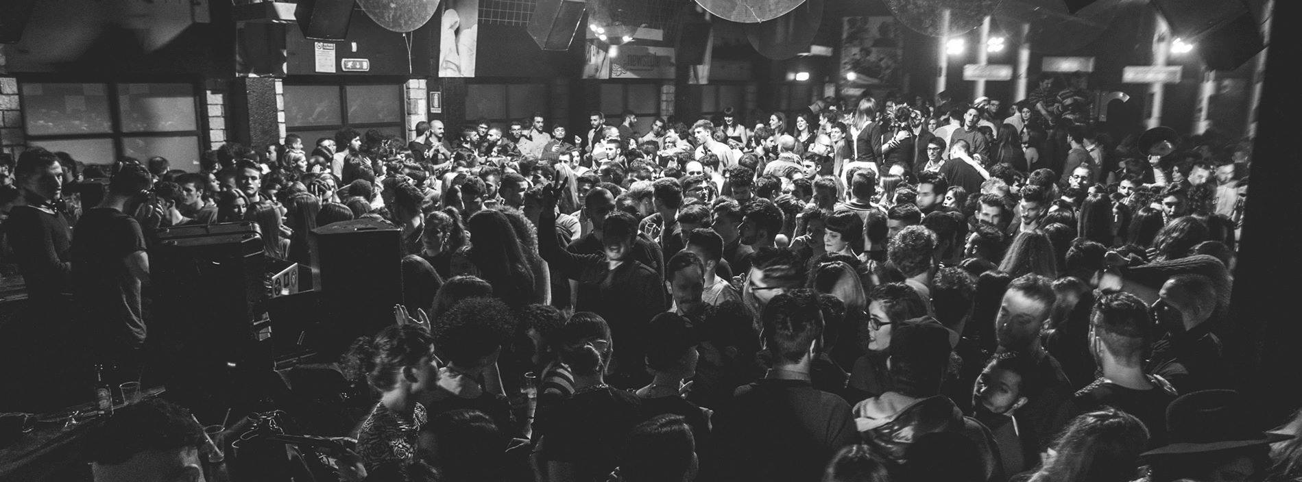 Discoteca Noir, Caliente Domenica latina