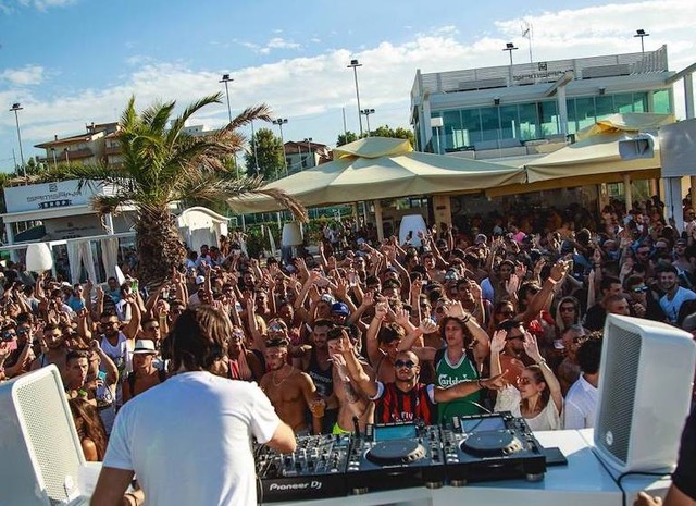 Il Beach Party della domenica sera al Samsara di Riccione