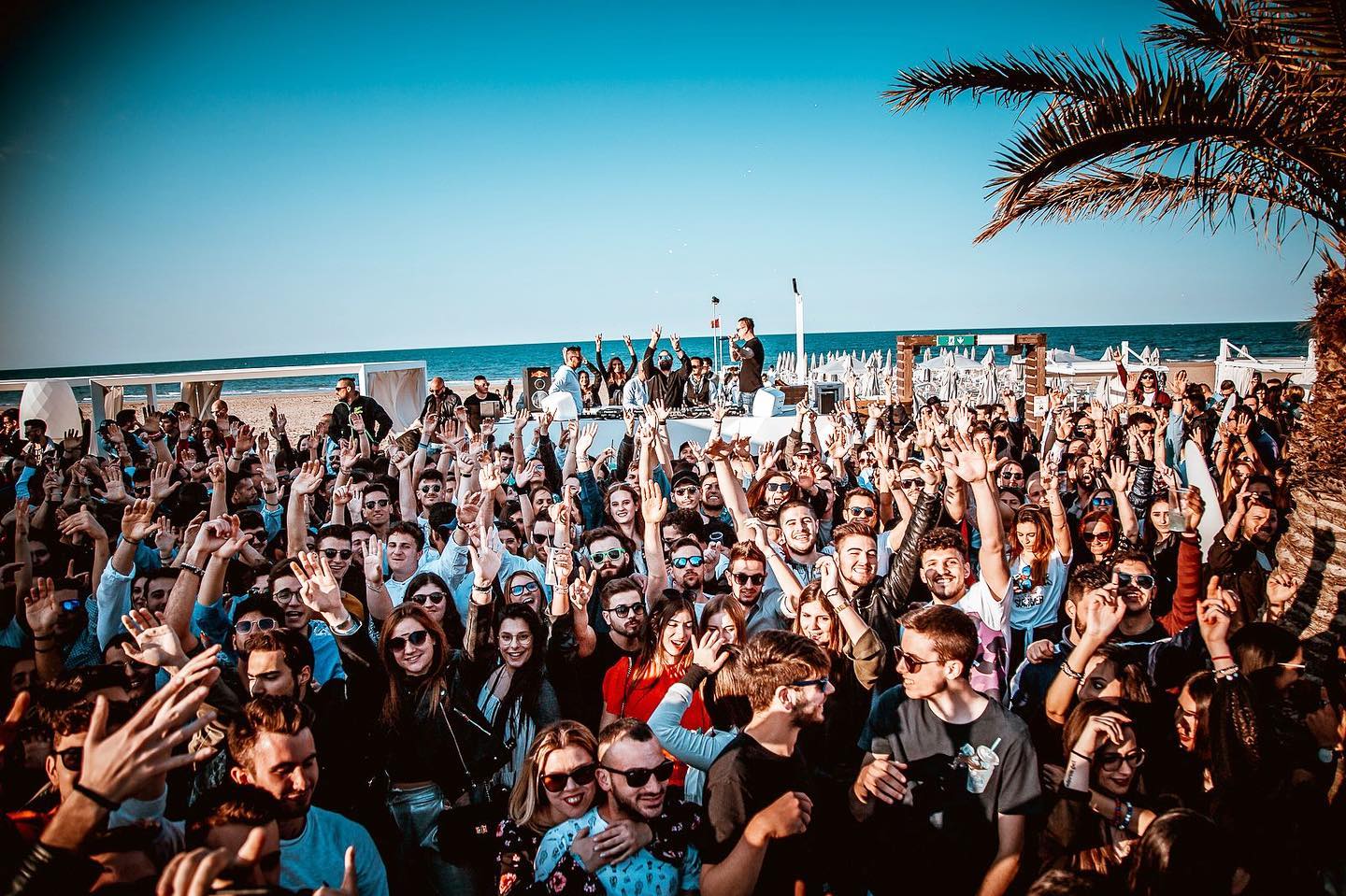 Il pomeriggio si balla in spiaggia al Samsara di Riccione