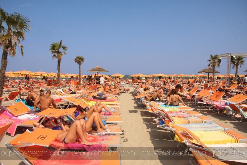 La fantastica festa in spiaggia al Papeete di Milano Marittima