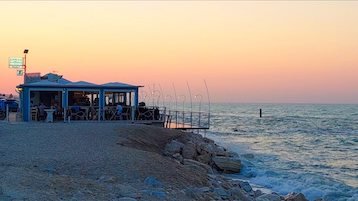 Il tramonto allo Chalet Beach, dj set Andrea Mariani