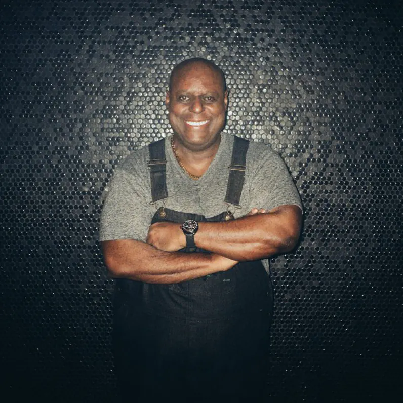 Tony Humphries, icona della house music e maestro del DJing, ha rivoluzionato la scena musicale con il suo talento e la sua passione.